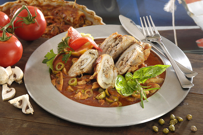 Olívás töltött hal paradicsommártásban-stock-foto