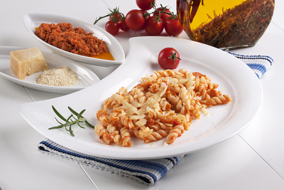 orsótészta piros pesztóval-stock-foto