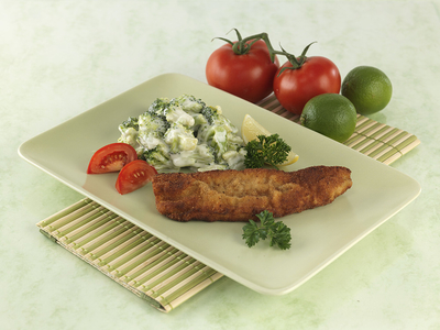 rántott hal majonézes brokkolisalátával-stock-foto