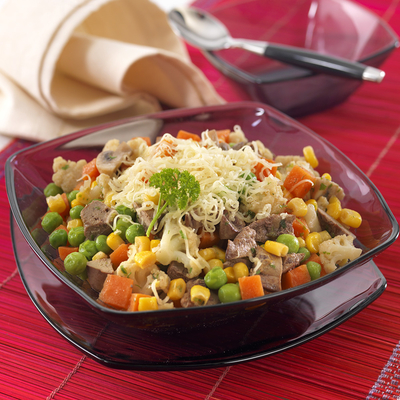 párolt zöldség csirkemájjal-stock-foto