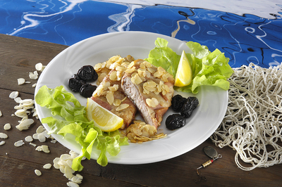 szalonnás mandulás sült ponty-stock-foto