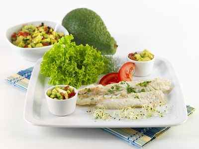 roston sült tengeri hal avocádópürével-stock-foto