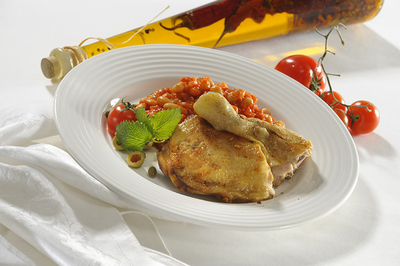 Sűlt csirkecomb görög paradicsomos babbal-stock-foto