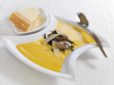 Sütőtök-krémleves erdei gombákkal1-stock-foto