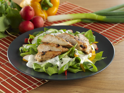 Tavaszi csirkesaláta tárkonyos joghurtmártással-stock-foto