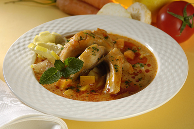 Zöldséges-pikáns halászlé-stock-foto