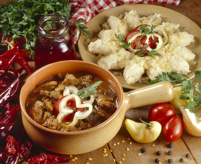 Vasi vaddisznópörkölt pirított dödölével-stock-foto