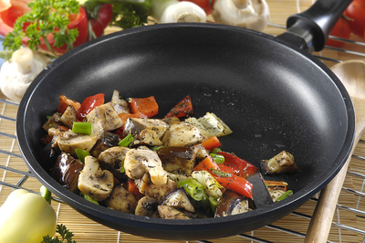 vokban sűlt zöldségek-stock-foto