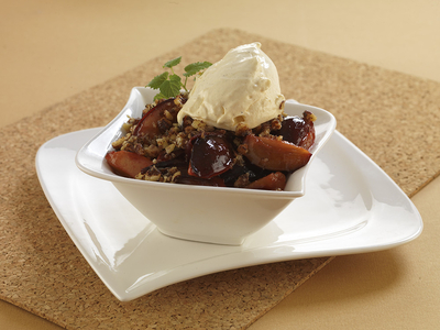 Vajon párolt szilva mogyorómorzsával-stock-foto