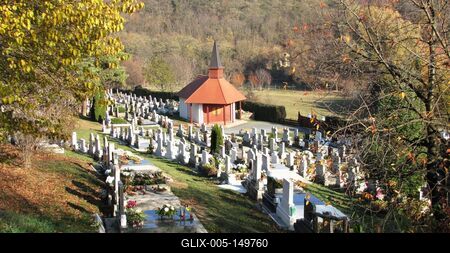 Magyarpolányi temetõ kápolnával.-stock-foto