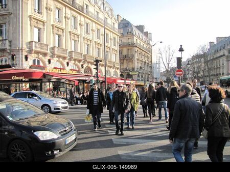 Párizsiak a Boulevard Saint Michelen-stock-foto