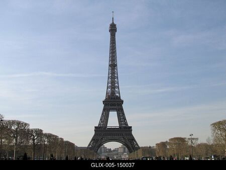 Az Eiffel torony tavasszal-stock-foto