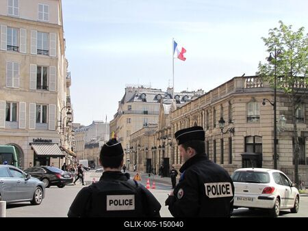 Az Élysée palota rendõrökkel-stock-foto