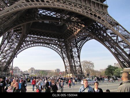 Turisták az Eiffel toronynál-stock-foto
