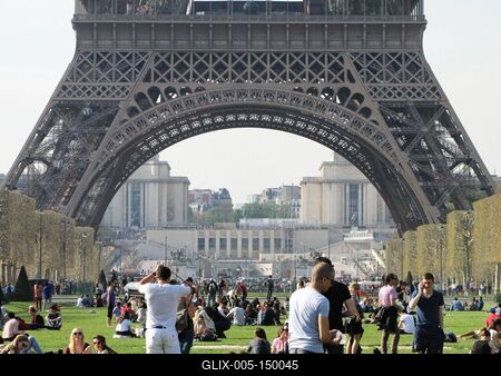 Napozás az Eiffel torony lábai alatt-stock-foto