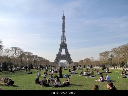 Az Eiffel torony tavasszal-stock-foto