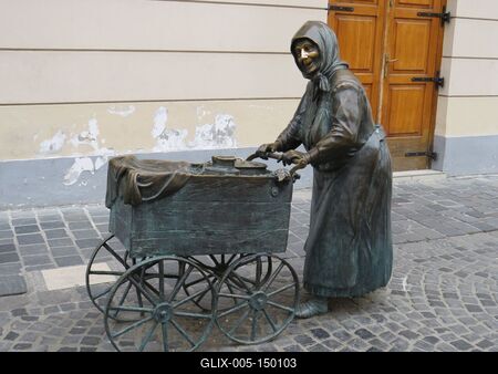 Kati néni szobra Székesfehérváron-stock-foto