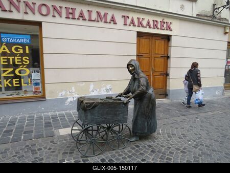 Kati néni szobra Székesfehérváron-stock-foto