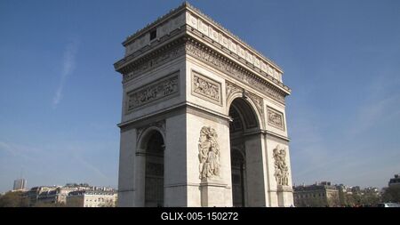 Párizs, 2015. április 12.Az Arc de Triomphe (Diadalív) az Étoile (Chrles de Gaulle) téren. Napóleon császár és a mindenkori francia hadsereg dicsõségét hirdeti a Champs-Élysées végpontján. 1836-ban épült fel Jean Chalgrin és Louis-Étienne Héricart de Thury tervei szerint.-stock-foto