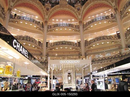 A párizsi Lafayette áruház-stock-foto