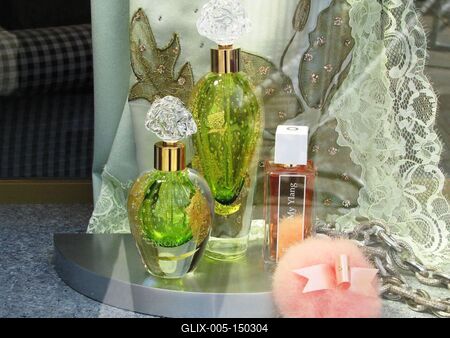 Parfümök egy párizsi bolt kirakatában-stock-foto