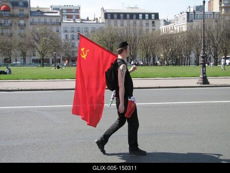 Vörös zászlós felvonuló Párizsban-stock-foto