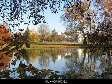 A martonvásári Brunszvik kastély õszi díszben-stock-foto