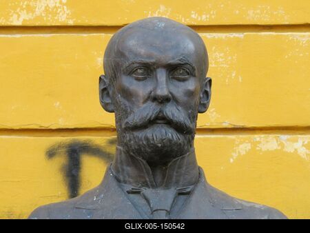 Bláthy Ottó villamosmérnök mellszobra Tatán-stock-foto