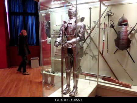 Páncélruha és kard Egerben-stock-foto