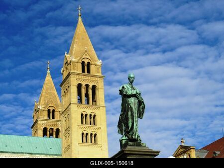 Pécsi Dóm és Szepessy Ignácz szobor-stock-foto