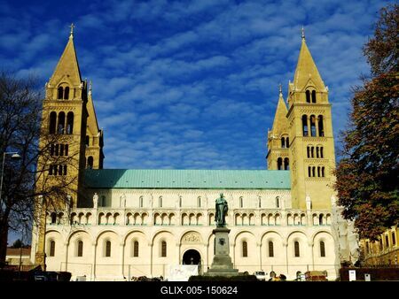 Pécs - Dóm és Szepessy Ignácz szobor-stock-foto