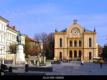 Pécsi zsingagóga és Kossuth tér-stock-foto
