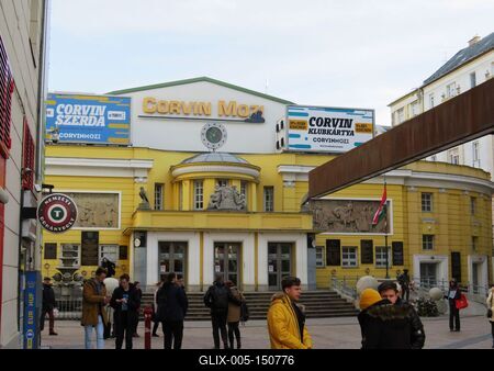 Corvin mozi-stock-foto