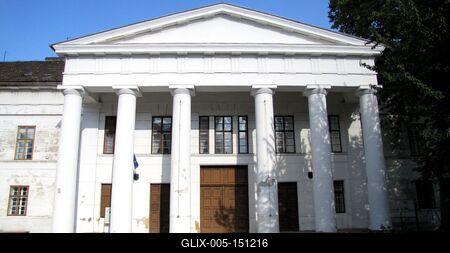 Szekszárd, 2010. szeptember 7.A volt vármegyeház (1828). Pollack Mihály tervezte klasszcista stílusban. Jelenleg a Tona megyei levéltárnak és archívumnak ad otthont. Az épület az I. Béla király által alapított apátság romjaira épült.-stock-foto