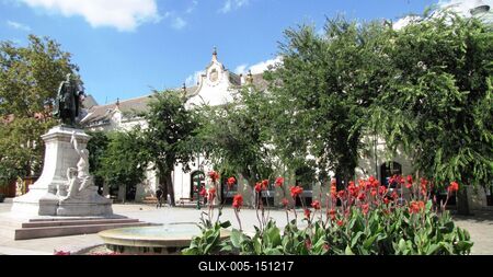 Szekszárd, 2010. szeptember 7.A Garay tér Garay János szobrával, jobbra az egykori Szekzárd szálló, volt uradalmi nagyvendéglõ épületével (1893).-stock-foto