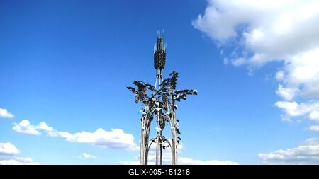 Szekszárd, 2010. szeptember 7.A szekszárdi bortermelést jelképezõ Kilátó emlékmû. (Becenevén "szõlõszobor".) Kiss István alkotása 1983-ból.-stock-foto