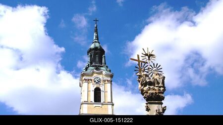 Szekszárd - Templomtorony, Szentháromság szobor-stock-foto