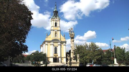 Szekszárd, 2010. szeptember 7.A szekszárdi fõtér, a Béla Király tér az Urunk mennybemenetele templommal (XIX. szd.) és a Szentháromság szoborral (XVIII.szd.). Az utóbbit 1753-ban emelték az 1738–1740-es pestisjárvány emlékére.-stock-foto