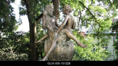 Szekszárd, 2010. szeptember 7.A Borkút. Szatmári Juhos László alkotása 1994-bõl. Különleges események alkalmával vörös és fehér bor is csapolható belõle.-stock-foto