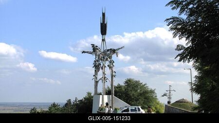 Szekszárd, 2010. szeptember 7.A szekszárdi bortermelést jelképezõ Kilátó emlékmû. (Becenevén "szõlõszobor".) Kiss István alkotása 1983-ból.-stock-foto