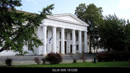 Szekszárd, 2010. szeptember 7.A volt vármegyeház (1828). Pollack Mihály tervezte klasszcista stílusban. Jelenleg a Tona megyei levéltárnak és archívumnak ad otthont. Az épület az I. Béla király által alapított apátsági templom romjaira épült.-stock-foto