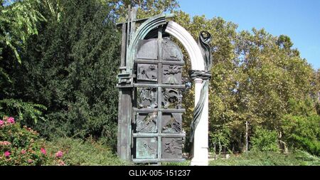 Szekszárd, 2010. szeptember 7.A Millenniumi kapu. A Forma-Symposion mûvészei készítették 2000-ben.-stock-foto