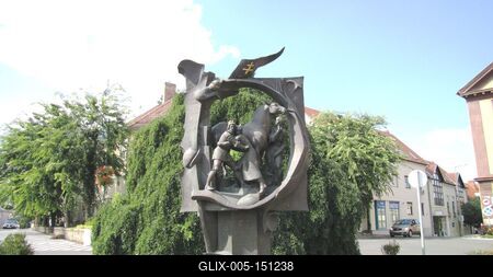 Szekszárd, 2010. szeptember 7.Szent László szobra a szekszárdi Béla Király téren. Nagy Benedek alkotása 2001-bõl. A szobor a Bécsi Képes Krónika egyik iniciáléja alapján készült, és azt a jelenetet ábrázolja, amikor a király megment egy magyar leányt az õt elraboló kun vitéztõl. Szent László Szekszárd védõszentje.-stock-foto