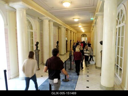 Látogatók az Albertina múzeumban-stock-foto