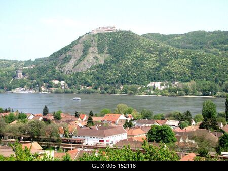 A visegrádi vár és Nagymaros-stock-foto