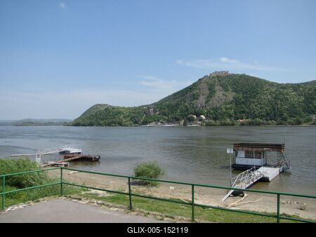A visegrádi vár Nagymaros felõl-stock-foto