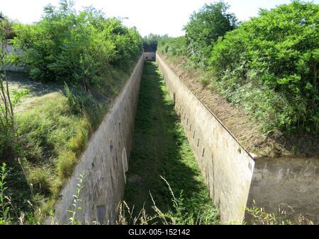 Komárom - A Monostori erõd védõárka-stock-foto