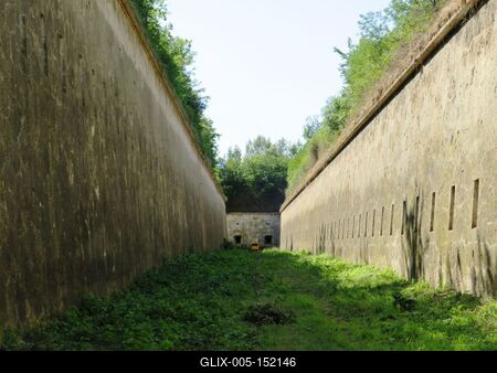Komárom - A Monostori erõd védõárka-stock-foto