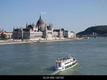 Budapest, 20 July 2015. City tour boat on the Danube river, with the Parliament. Pest from the left.Sétahajó a Dunán a Margit-híd és a Lánchíd között. Balra a parlament, szemben a Gellért-hegy a Szabadság szoborral.-stock-foto