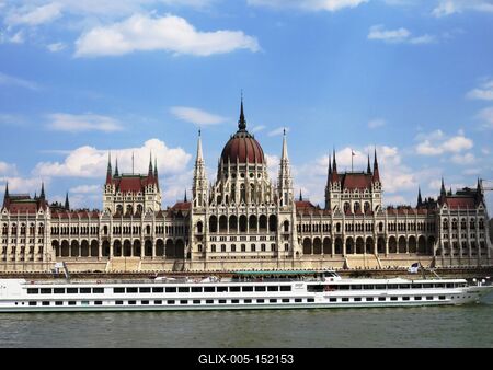 Parlament - Turistahajó a Dunán-stock-foto